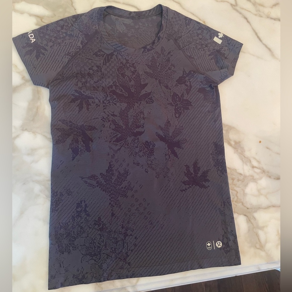 NWT Lululemon Team Canada Short Sleeve Tee Size 10, leaf motif. Fits a 6, 8 & 10